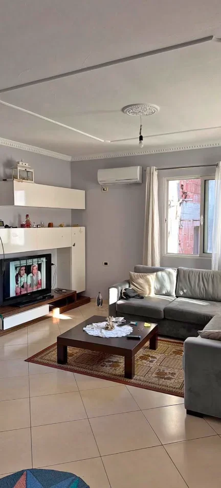 Tirane, jepet me qera apartament 3+1 , 110 m² 400 € (Selitë)