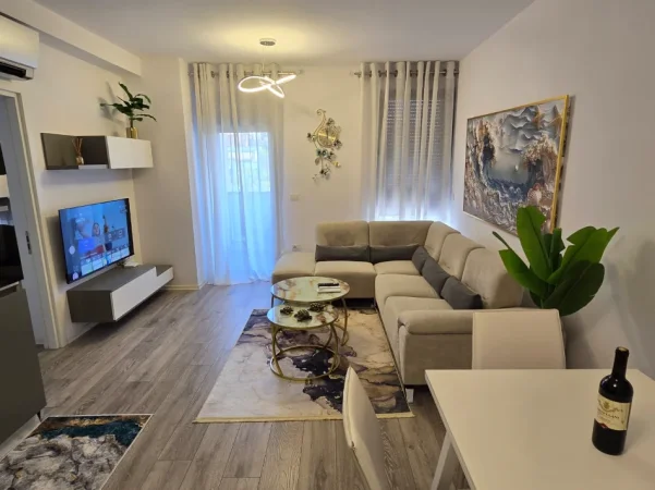 Tirane, jepet me qera apartament 1+1 Kati 2, 65 m² 600 € (ALI DEMI)