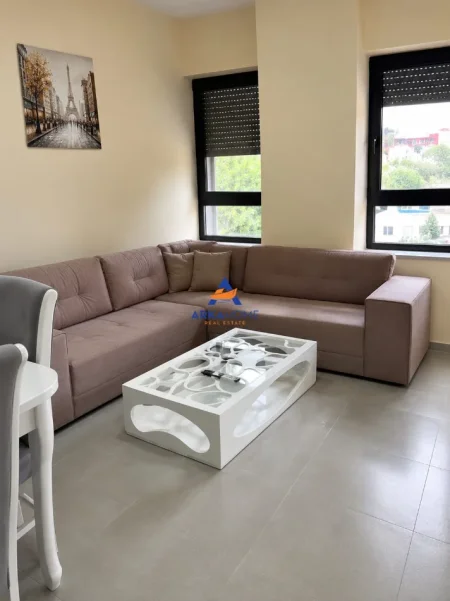 Tirane, jepet me qera apartament 2+1+Ballkon Kati 1, 100 m² 589 € 