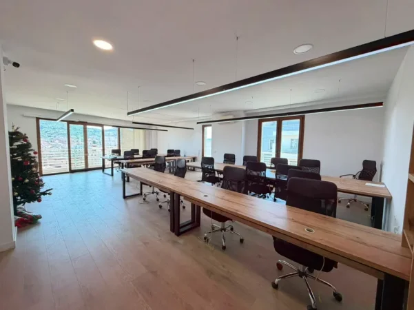 Tirane, jepet me qera zyre Kati 8, 200 m² 2.500 € (Hilton Garden Inn)