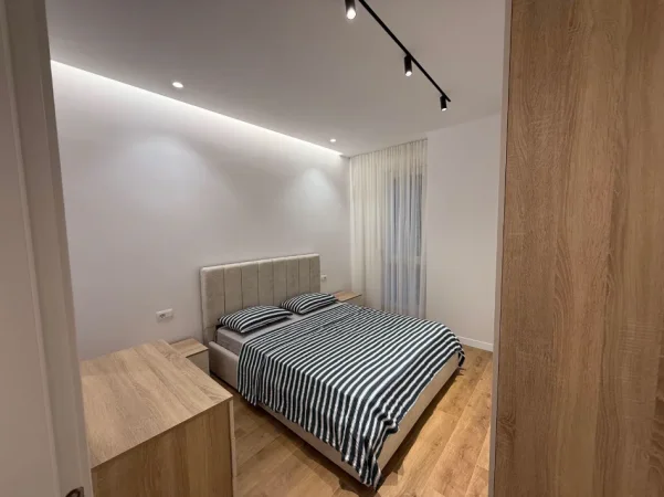 Tirane, jepet me qera apartament 1+1 , 65 m² 500 € (Univers City)