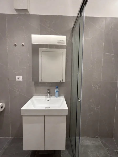 Tirane, jepet me qera apartament 1+1 , 65 m² 500 € (Univers City)