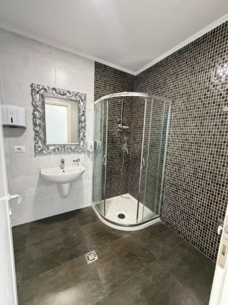 Tirane, jepet me qera zyre Kati 8, 180 m² 2.500 € (Hilton Garden Inn)