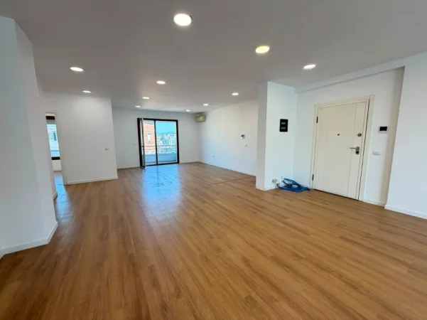 Tirane, jepet me qera zyre Kati 8, 180 m² 2.500 € (Hilton Garden Inn)
