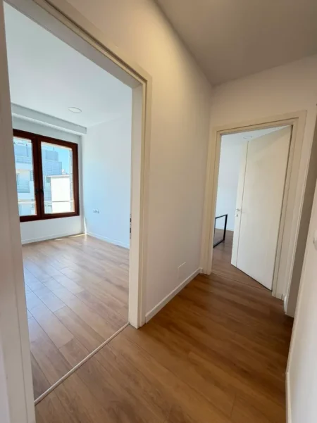 Tirane, jepet me qera zyre Kati 8, 180 m² 2.500 € (Hilton Garden Inn)