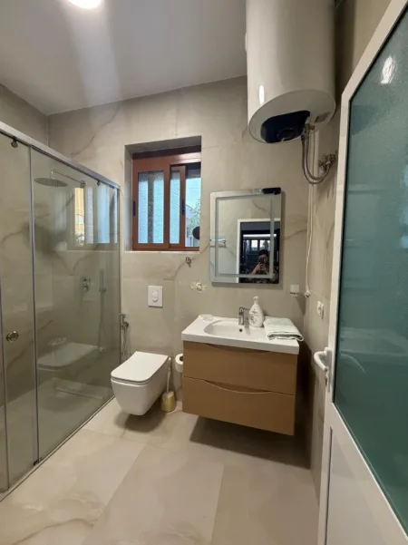 Tirane, jepet me qera apartament 1+1 Kati 1, 60 m² 450 € (Selite, Rruga Dhimiter Pasko)