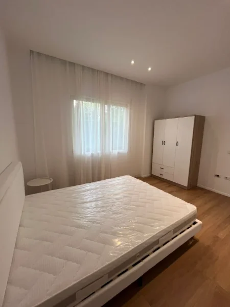 Tirane, jepet me qera apartament 1+1+Ballkon Kati 1, 72 m² 450 € (Tregu Elektrik i Ri, Ali Dem)