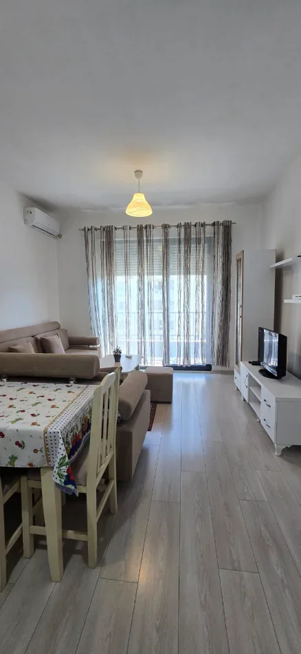 Tirane, jepet me qera apartament 3+1+Ballkon Kati 5, 120 m² 600 € (Kinostudio, prane Policise Rrugore)