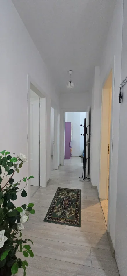 Tirane, jepet me qera apartament 3+1+Ballkon Kati 5, 120 m² 600 € (Kinostudio, prane Policise Rrugore)