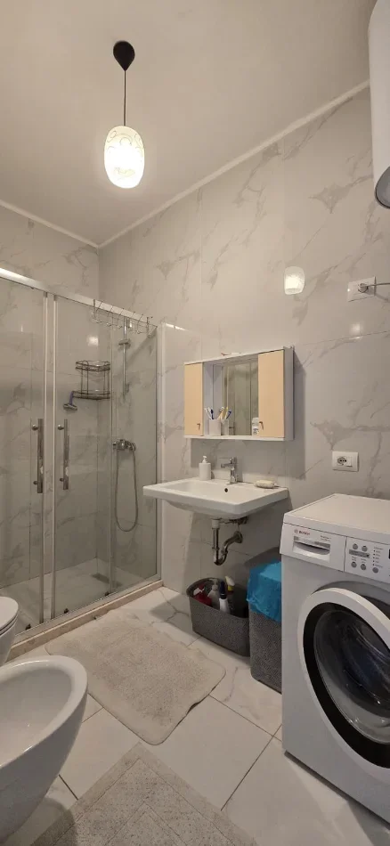 Tirane, jepet me qera apartament 3+1+Ballkon Kati 5, 120 m² 600 € (Kinostudio, prane Policise Rrugore)