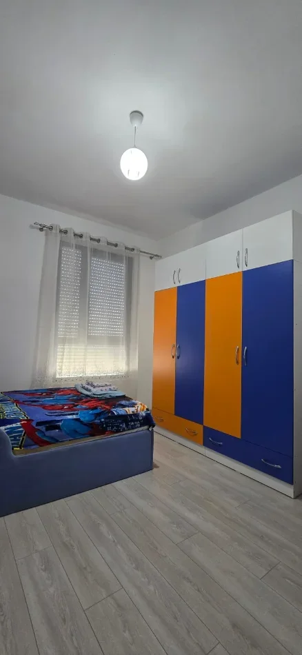 Tirane, jepet me qera apartament 3+1+Ballkon Kati 5, 120 m² 600 € (Kinostudio, prane Policise Rrugore)
