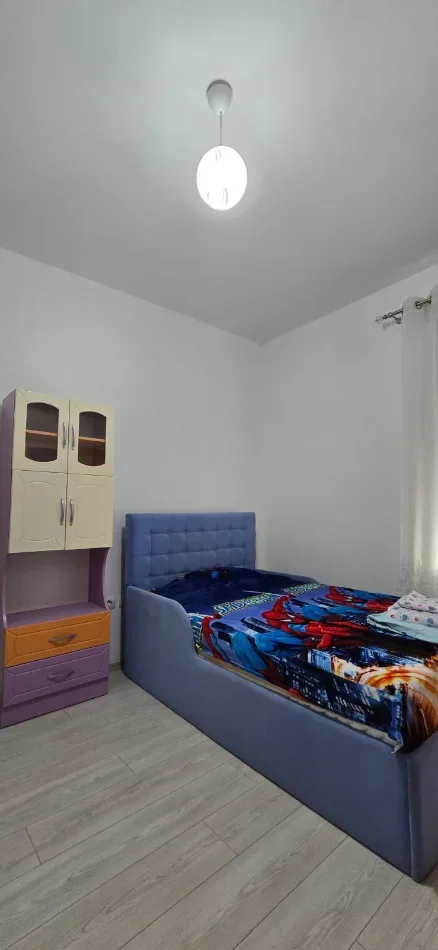 Tirane, jepet me qera apartament 3+1+Ballkon Kati 5, 120 m² 600 € (Kinostudio, prane Policise Rrugore)