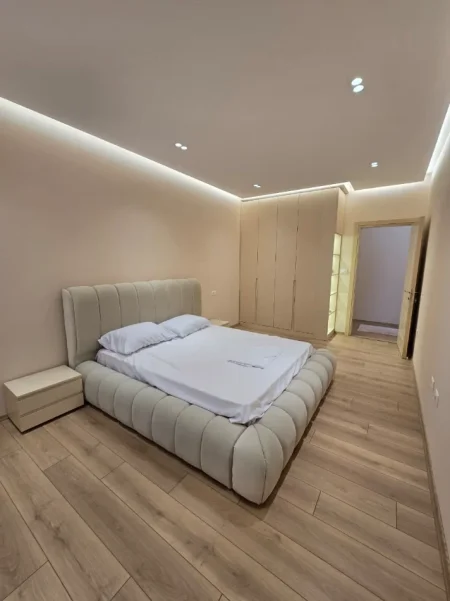 Tirane, jepet me qera apartament 2+1 , 110 m² 900 € (DON BOSKO)