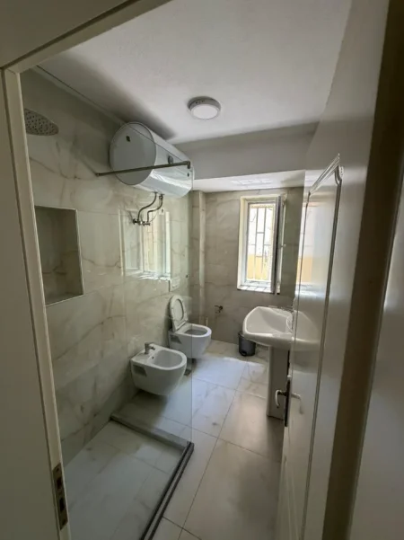 Tirane, jepet me qera zyre , 58 m² 500 € (21 Dhjetori, Mozaiku)