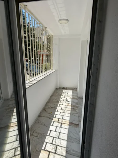 Tirane, jepet me qera zyre , 58 m² 500 € (21 Dhjetori, Mozaiku)