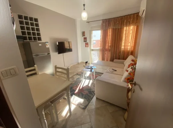 Tirane, jepet me qera apartament 1+1 Kati 2, 65 m² 600 € (KOMUNA E PARISIT)