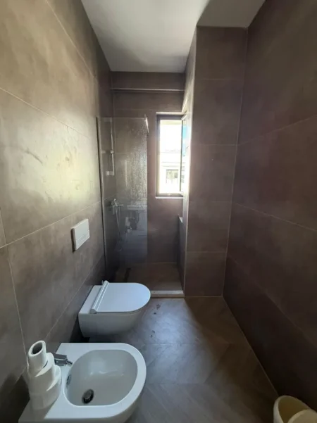 Tirane, jepet me qera apartament 2+1 , 165 m² 800 € (Porcelan)