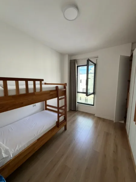 Tirane, jepet me qera apartament 2+1 , 165 m² 800 € (Porcelan)