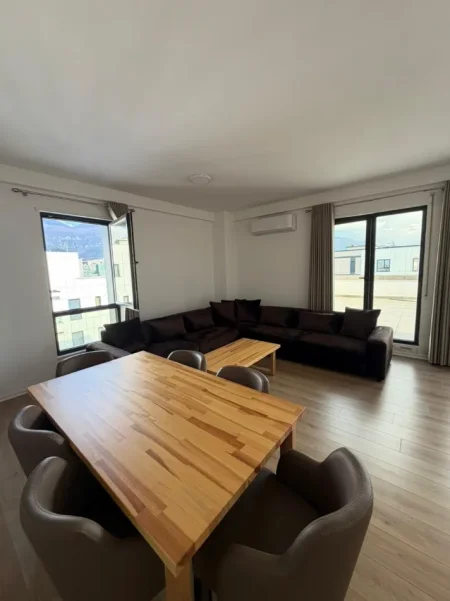 Tirane, jepet me qera apartament 2+1 , 165 m² 800 € (Porcelan)
