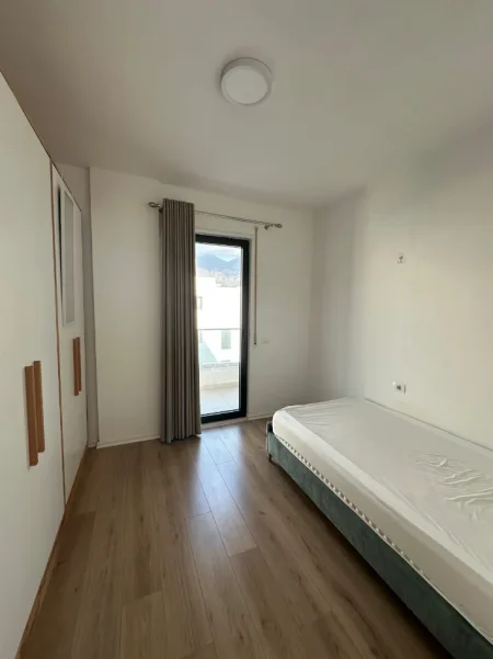 Tirane, jepet me qera apartament 3+1 , 186 m² 1.000 € (Porcelan)