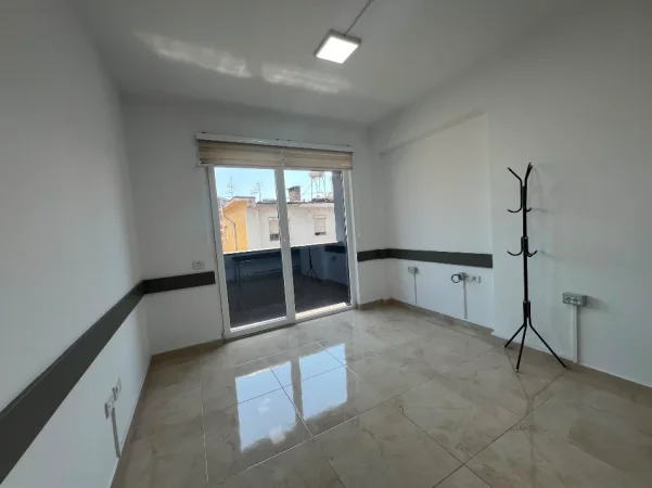 Tirane, jepet me qera zyre Kati 3, 130 m² 1.500 € (Rruga e Durresit)