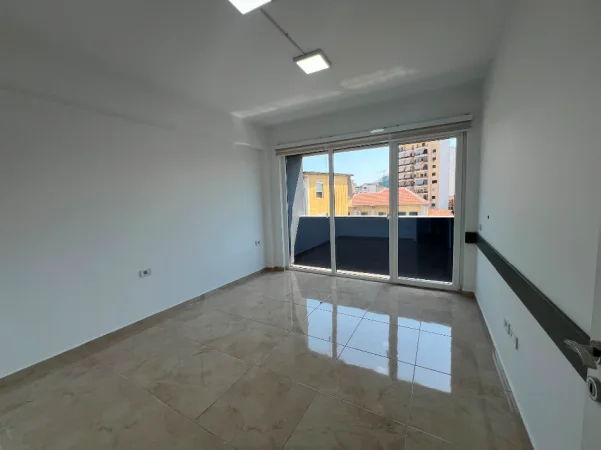 Tirane, jepet me qera zyre Kati 3, 130 m² 1.500 € (Rruga e Durresit)