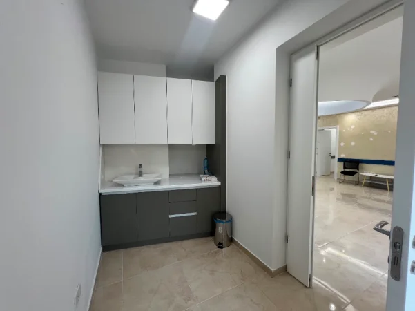 Tirane, jepet me qera zyre Kati 3, 130 m² 1.500 € (Rruga e Durresit)