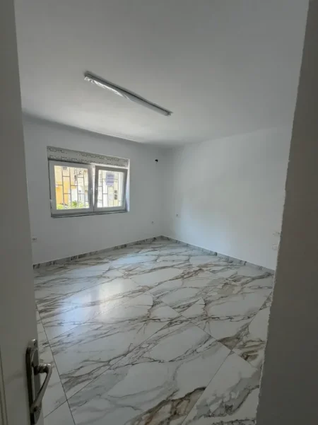 Tirane, jepet me qera zyre , 58 m² 500 € 