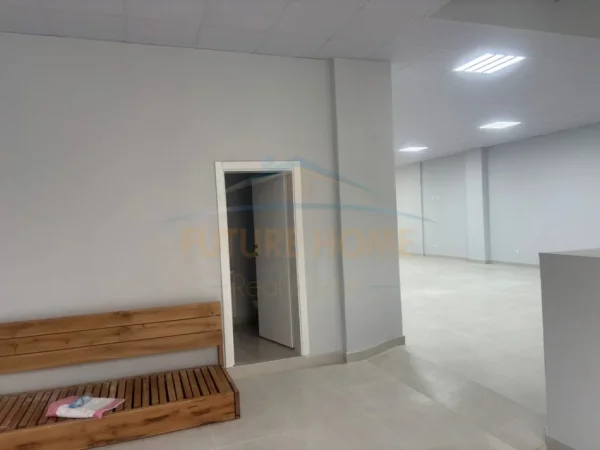 Tirane, jap me qera ambjent biznesi Kati 0, 200 m² 1.000 € (ASTIR,VILA L)
