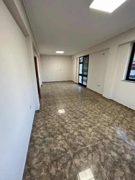 Tirane, jepet me qera apartament 3+1+Aneks+Ballkon Kati 2, 120 m² 1.000 € (brryli)