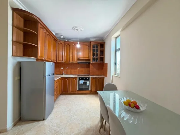 Tirane, jepet me qera apartament 1+1+Ballkon Kati 5, 67 m² 500 € (pranë QSUT (Spitalet) !)