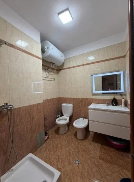 Tirane, jepet me qera apartament 1+1+Ballkon Kati 5, 67 m² 500 € (pranë QSUT (Spitalet) !)