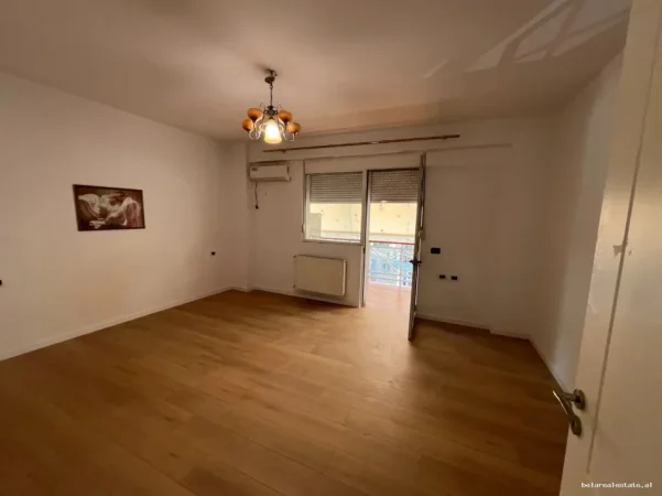 Tirane, jepet me qera zyre Kati 2, 120 m² 940 € (Rruga Lidhja e Prizerenit)