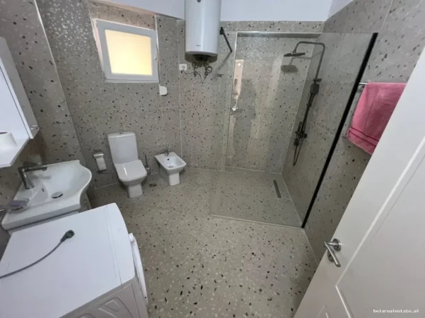 Tirane, jepet me qera zyre Kati 2, 120 m² 940 € (Rruga Lidhja e Prizerenit)