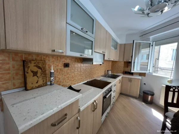 Tirane, jepet me qera zyre Kati 2, 120 m² 940 € (Rruga Lidhja e Prizerenit)
