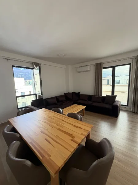 Tirane, jepet me qera apartament 2+1 Kati 7, 165 m² 800 € (Rezidenca Erli)