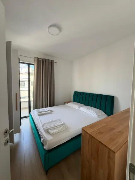 Tirane, jepet me qera apartament 2+1 Kati 7, 165 m² 800 € (Rezidenca Erli)