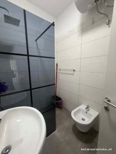 Tirane, jepet me qera apartament 1+1+Ballkon Kati 4, 76 m² 600 € (rruga 5 maji)
