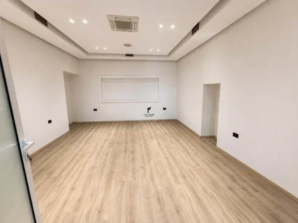 Tirane, jepet me qera dyqan Kati 0, 180 m² 3.200 € (QENDER)