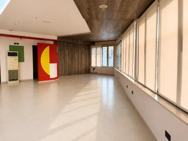 Tirane, jepet me qera dyqan Kati 0, 180 m² 3.200 € (QENDER)