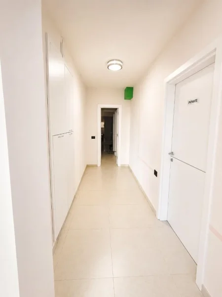 Tirane, jepet me qera dyqan Kati 0, 180 m² 3.200 € (QENDER)