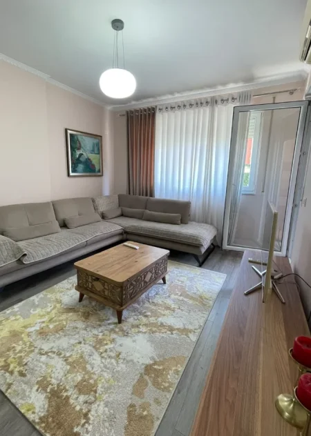 Tirane, jepet me qera apartament 2+1 , 110 m² 550 € 