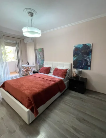 Tirane, jepet me qera apartament 2+1 , 110 m² 550 € 