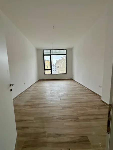 Tirane, jepet me qera zyre Kati 2, 37 m² 600 € (KAFE FLORA)
