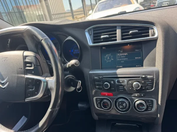 Tirane, shes makine Nafte, jeshile automatik Klima 5.000 €
