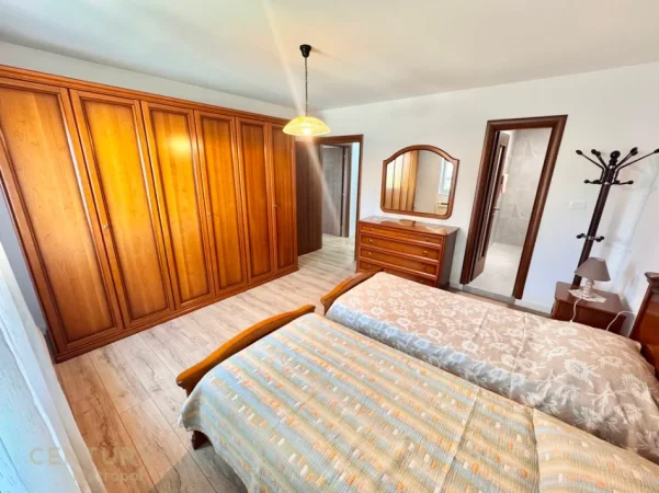 Tirane, jepet me qera apartament 2+1+Ballkon Kati 3, 95 m² 900 € (komuna e parisit)