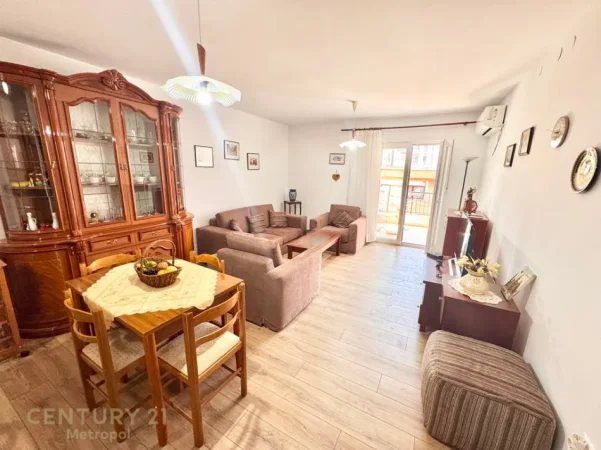Tirane, jepet me qera apartament 2+1+Ballkon Kati 3, 95 m² 900 € (komuna e parisit)