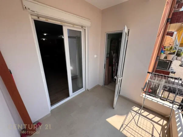 Tirane, jepet me qera apartament 2+1+Ballkon Kati 3, 95 m² 900 € (komuna e parisit)