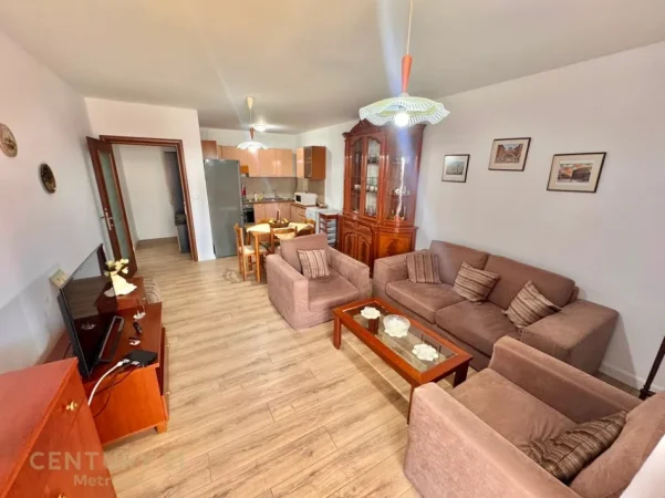 Tirane, jepet me qera apartament 2+1+Ballkon Kati 3, 95 m² 900 € (komuna e parisit)
