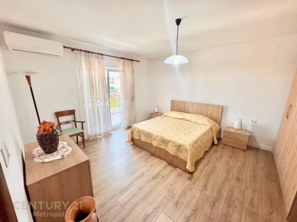 Tirane, jepet me qera apartament 2+1+Ballkon Kati 3, 95 m² 900 € (komuna e parisit)